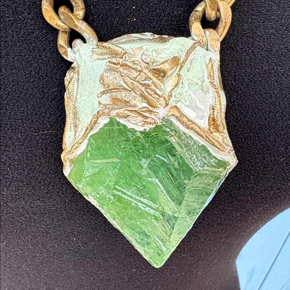 One of a kind Adina Mills Gold and Green Calcite Pendant Necklace - Picture 2 of 7